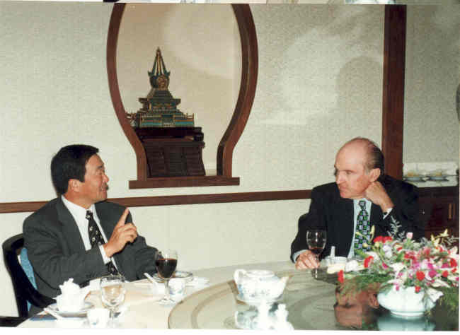 1996년 10월 구본무 회장(왼쪽)이 잭 웰치 前 GE 회장과의 미팅에서 경영혁신에 대한 의견을 나누고 있는 모습. [사진제공=LG]