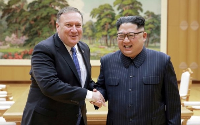 ‘만족스럽다.’ 김정은 북한 국무위원장(오른쪽)이 지난 5월9일 마이크 폼페이오 미국 국무장관을 접견한 뒤 환한 표정으로 악수하고 있다. 조선중앙통신 연합뉴스
