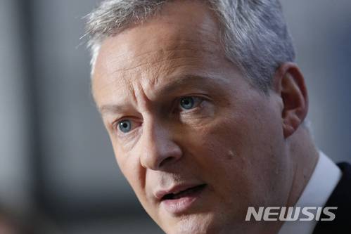 【파리=AP/뉴시스】미중 양국이 2라운드 무역협상 타결을 선언한 가운데 20일(현지시간) 브뤼노 르 메르 프랑스 재정경제부 장관은 자국 언론과의 인터뷰에서 "미국은 유럽의 이익을 희생하며 중국과 무역협정을 체결할 수 있다"고 경고했다. 지난 1월 12일 르 메르 장관이 파리에서 기자들의 질문에 답변하는 모습. 2018.05.21