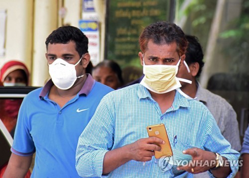 21일 인도 남부 케랄라 주 코지코데 대학병원에서 주민들이 마스크를 쓰고 있다.[AFP=연합뉴스 자료사진]