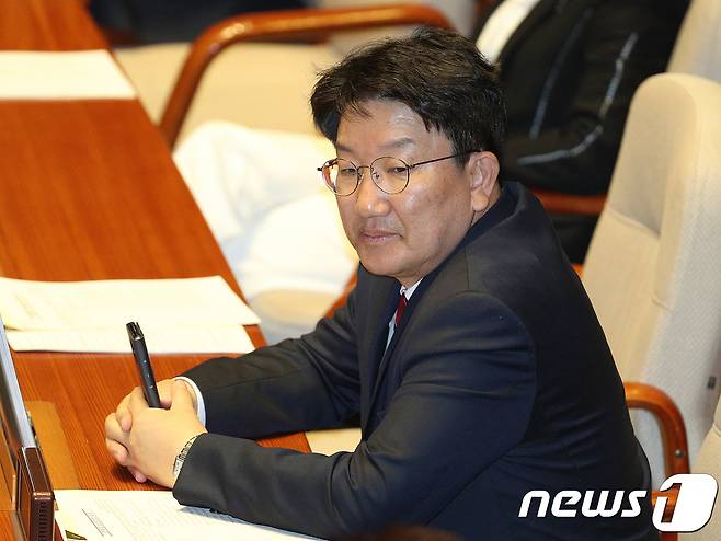 권성동 자유한국당 의원이 지난 21일 오전 서울 여의도 국회에서 열린 본회의에서 참석해 있다. /뉴스1 © News1 신웅수 기자