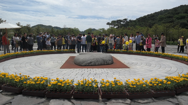 노무현 전 대통령의 무덤을 참배하는 참배객들의 모습 ⓒ김경준