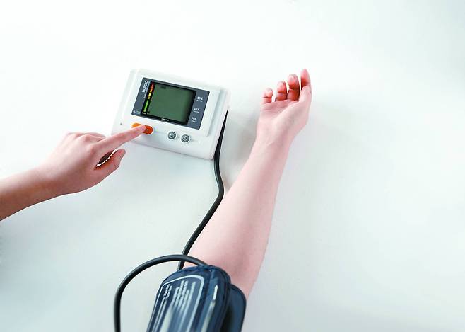 혈압을 측정하는 모습. 대한고혈압학회는 고혈압 기준을 그대로 유지했다. [중앙포토]