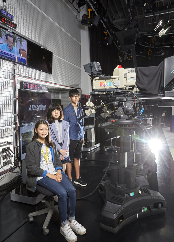 이현진 학생모델과 윤예림·홍찬희 학생기자(왼쪽부터)가 다양한 촬영 장비가 마련된 뉴스룸 스튜디오를 찾았다.