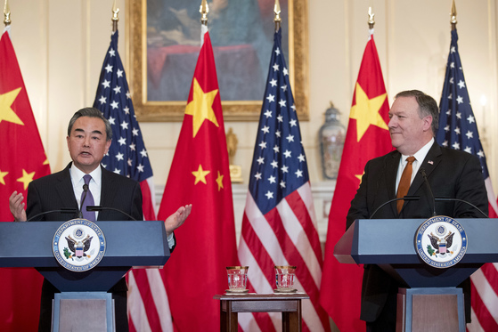 23일(현지시간) 미국 워싱턴 국무부 기자회견장에서 마이크 품페이오 미국 국무장관(오른쪽)과 왕이 중국 외교부장 겸 국무위원(왼쪽)이 첫 회담을 가진 뒤 기자회견을 갖고 북핵 해법을 밝히고 있다. [AP=연합뉴스]