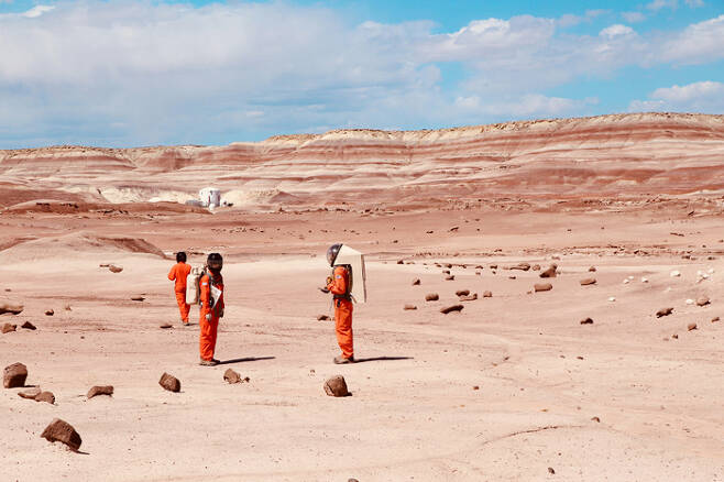 미국 유타주 화성탐사연구기지 바깥 실험장에서 연구원들이 우주복을 입고 생존 실험을 하고 있다. 다음 달 5일부터 이곳에서 tvN ‘갈릴레오: 깨어난 우주’의 첫 촬영이 시작된다. /화성탐사연구기지 홈페이지