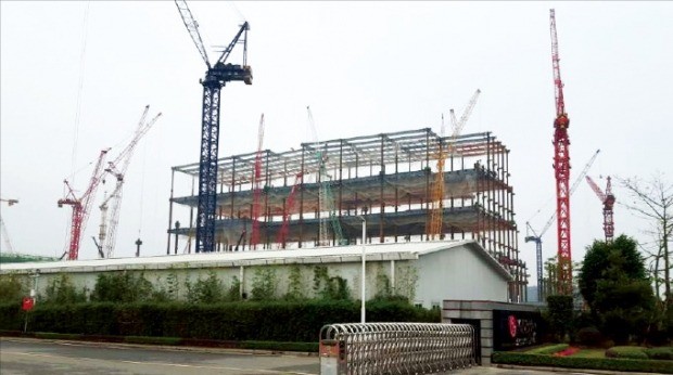 LG디스플레이가 중국 광저우에 건설 중인 OLED 공장. LG디스플레이는 준공시점을 앞당기기 위해 승인 전에 건설 가능한 부분부터 짓고 있다. LG디스플레이 제공
