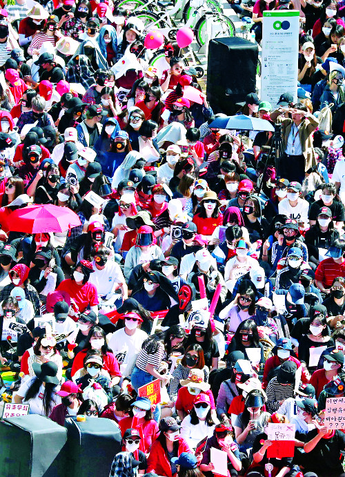 ‘불법촬영 편파수사 규탄 시위’ 참가자들이 19일 서울 종로구 대학로 마로니에공원 앞에서 남녀 범죄자에 대한 동일한 수사와 처벌을 촉구하고 있다. 뉴시스
