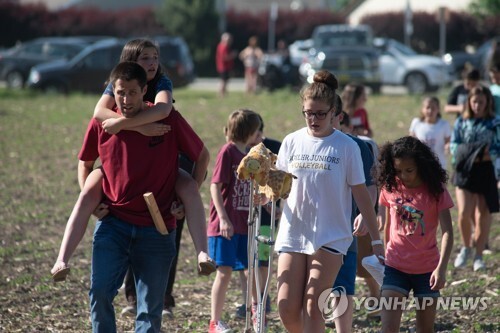 미 인디애나 주 중학교 총격현장, 놀란 아이들과 학부모