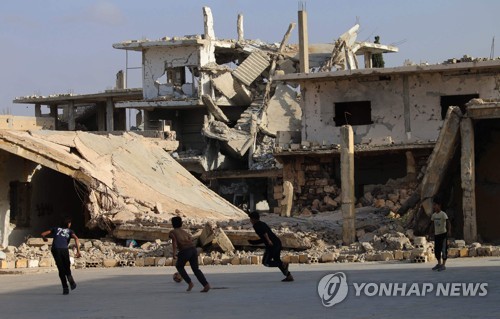 내전에 파괴된 시리아 다라 거리의 아이들 [AFP=연합뉴스 자료사진]