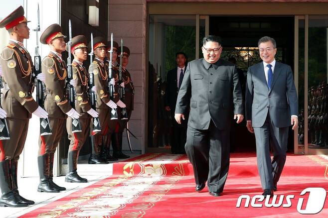 26일 오후 판문점에서 회동하고 있는 김정은 위원장(왼쪽)과 문재인 대통령(오른쪽) © AFP=뉴스1