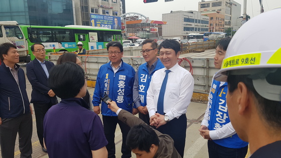 지난 21일 송파을 지역구에서 유권자들을 만나는 최재성 후보. 김승현 기자