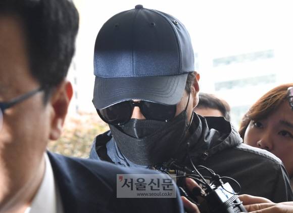 유명 유튜버 양예원씨 등에게 피팅모델 촬영을 빙자해 노출사진을 강요하고 성추행했다는 의혹을 받고 있는 스튜디오의 촬영회원 모집책이었던 남성이 22일 피고소인 조사를 받기 위해 서울 마포경찰서에 출석하고 있다. 2018.5.22 이종원 선임기자 jongwon@seoul.co.kr 유명 유튜버 양예원씨 등에게 피팅모델 촬영을 빙자해 노출사진을 강요하고 성추행했다는 의혹을 받고 있는 스튜디오의 촬영회원 모집책이었던 남성이 22일 피고소인 조사를 받기 위해 서울 마포경찰서에 출석하고 있다. 2018.5.22 이종원 선임기자 jongwon@seoul.co.kr