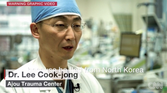 이국종 교수는 판문점을 넘어 귀순한 북한 병사를 살려내 국제적인 인물이 됐다. 2003년부터 주한미군 중증외상 치료도 전담하고 있다. / 사진· CNN 캡처