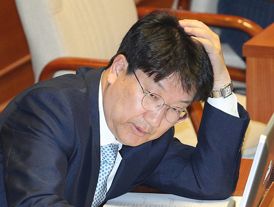 권성동 자유한국당 의원이 28일 오후 서울 여의도 국회 본회의장에서 열린 본회의에 참석했다. 이날 권 의원의 체포동의요구서가 보고됐다. [뉴스1]
