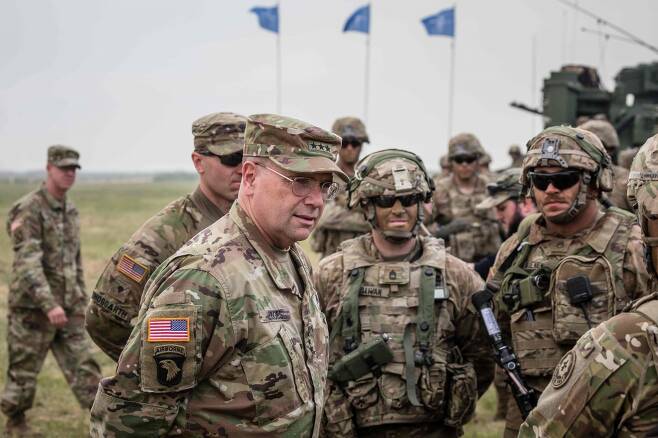 유럽주둔 미군 사령관인 벤 호지스 중장이 지난해 6월 16일 폴란드 오지즈에서 진행된 북대서양조약기구(NATO) 훈련에 참가한 미군 병사들과 이야기를 나누고 있다. /AFPBBNews=뉴스1