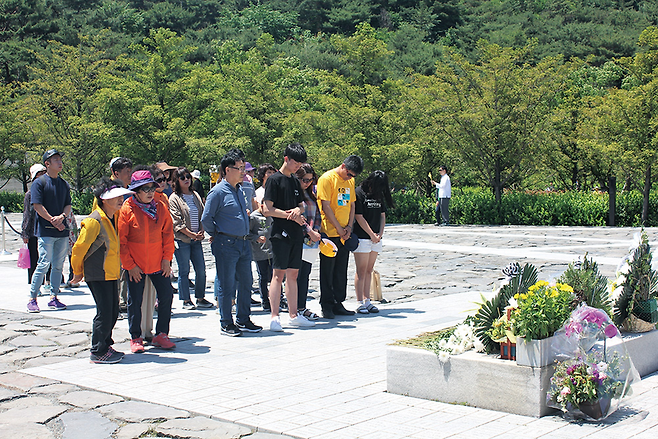 김해시는 경남에서 가장 진보 성향이 강한 도시로 분류된다. 5월23일 봉하마을을 찾은 시민들이 고 노무현 전 대통령 묘역에 참배하고 있다. © 시사저널 이민우