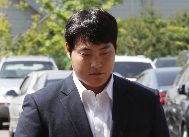 성폭행 의혹을 받는 넥센 히어로즈 조상우가 28일 오전 인천 남동경찰서로 출석하고 있다. 연합뉴스