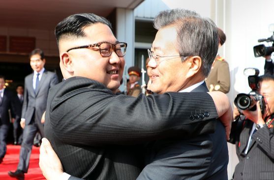 문재인 대통령과 김정은 북한 국무위원장이 26일 오후 판문점 북측 통일각에서 정상회담이 끝난 뒤 헤어지며 포옹하고 있다. [청와대 제공]