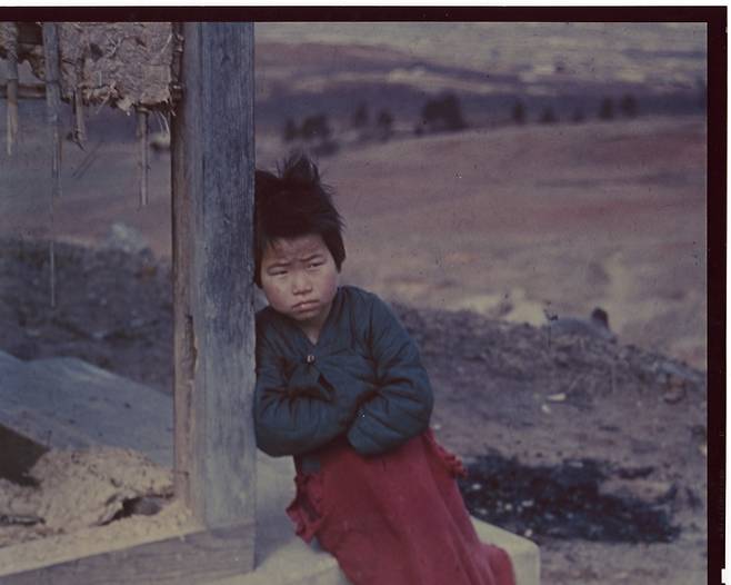 1951. 3. 1. 전주, 한 소녀가 전란으로 허물어진 집 섬돌에 앉아서 배고픔과 추위에 떨고 있다.  ⓒNARA