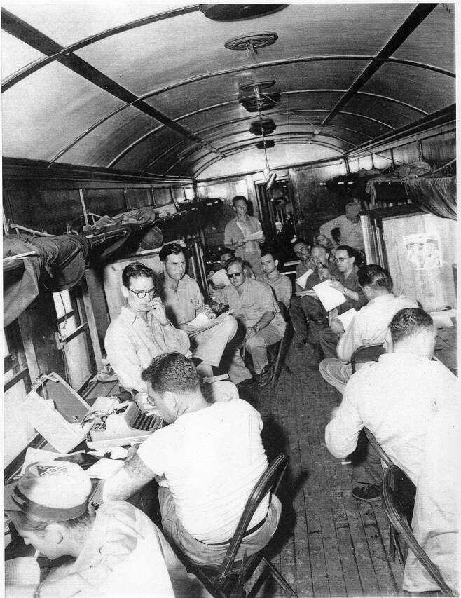 1951. 8. 12. 문산, 유엔군 측 기자들이 임시로 마련한 열차 안을 임시 취재실로 쓰고 있다. ⓒNARA