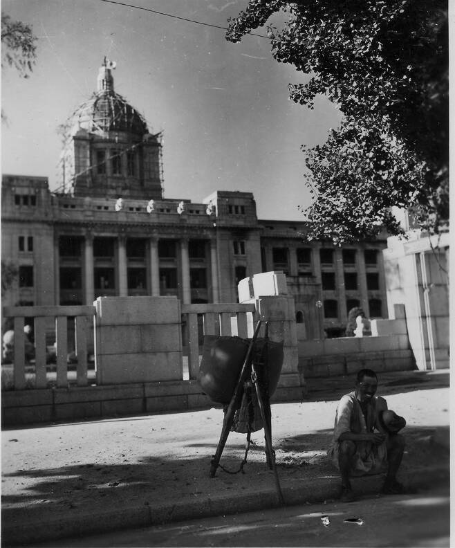 1952.10. 2. 서울, 중앙청 앞 가로수 그늘에서 지게꾼이 잠시 쉬고 있다. ⓒNARA