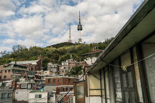 영화 <버닝>의 스틸컷. 해미의 자취방에서 바라본 남산타워 ⓒCGV 아트하우스