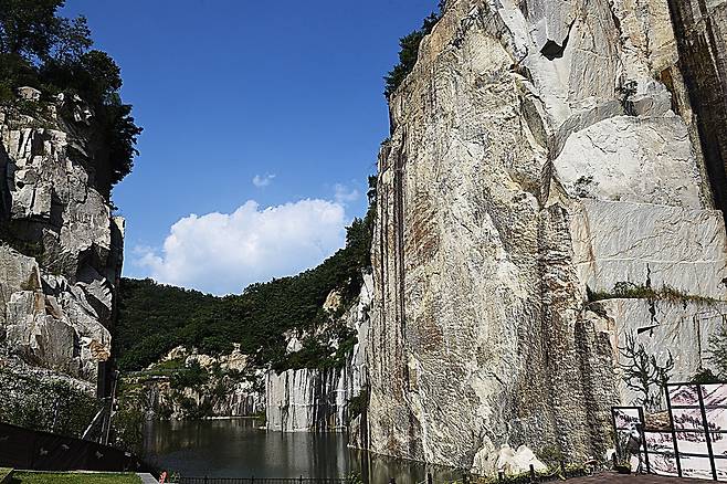 화강암을 파낸 채석장 자리에 문화예술의 공간이 들어섰다. 특히 천주호 일대는 화강암 절벽과 푸른 호수물이 조화를 이루는 절경이다. ⓒ홍윤호