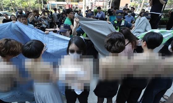 지난 2일 오후 불꽃페미액션 활동가들이 서울 강남구 페이스북코리아 사옥 앞에서 상의탈의 퍼포먼스를 벌이다 경찰에게 제지 당하고 있다. /사진제공=뉴스1