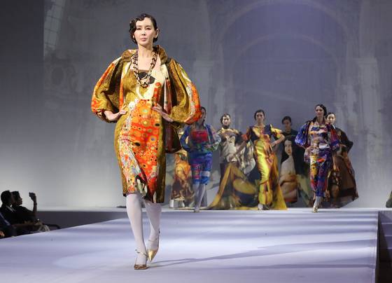 2000년대 초 앙드레 김이 집중했던 명화 프린트 디자인.