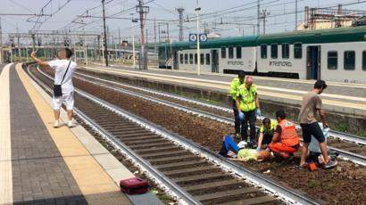 지난달 26일 이탈리아 피아센자역에서 구조요원들이 열차에 치어 중상을 입은 여성에게 응급 처치를 취하고 있다. [조르지오 람브리 페이스북 캡처]