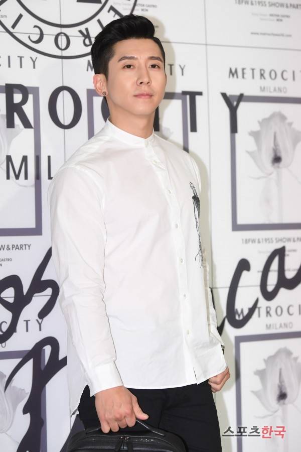 메트로시티 18FW & 19SS 쇼 & 파티 포토월 행사에 참석하고 있는 가수 브라이언. 사진=장동규 기자 jk31@hankooki.com