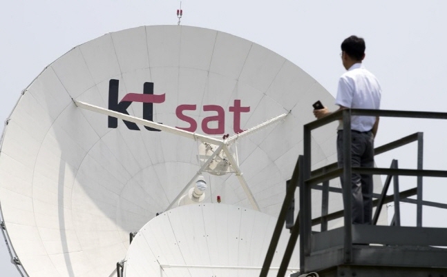 KT SAT 관계자가 7일 충남 금산위성센터에서 40여개의 위성 수신 안테나를 바라보고 있다. ⓒ 연합뉴스