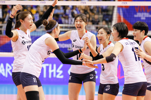 한국 여자배구 대표팀이 수비에서 아쉬운 모습을 보인 끝에 일본에게 완패했다. 사진=FIVB 트위터