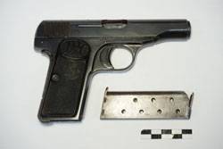 벨기에 FN사가 1910년 개발한 FN M1910. 1차 대전의 도화선이 된 사라예보 사건 당시 오스트리아 황태자 부부 저격에 사용된 총기다.