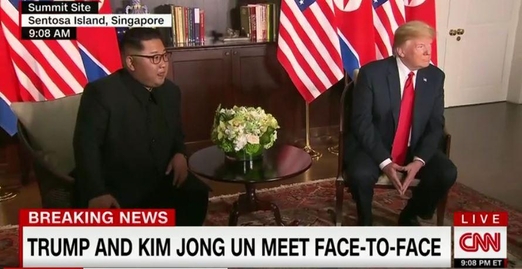 도널드 트럼프(오른쪽) 미국 대통령과 김정은(왼쪽) 북한 국무위원장이 12일 싱가포르 카펠라 호텔에서 일대일 회담을 열기 전 모두발언을 하고 있다./CNN