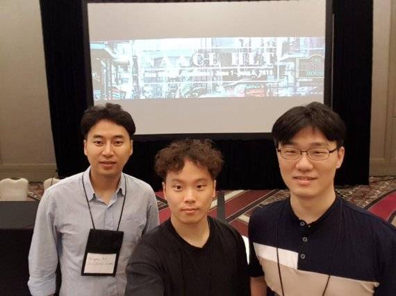 미국 '시각적 스토리텔링 인공지능 챌린지'에서 우승한 서울대 장병탁 교수 연구팀(왼쪽부터 김태형 박사과정, 손선일 석사과정, 허민오 박사과정).