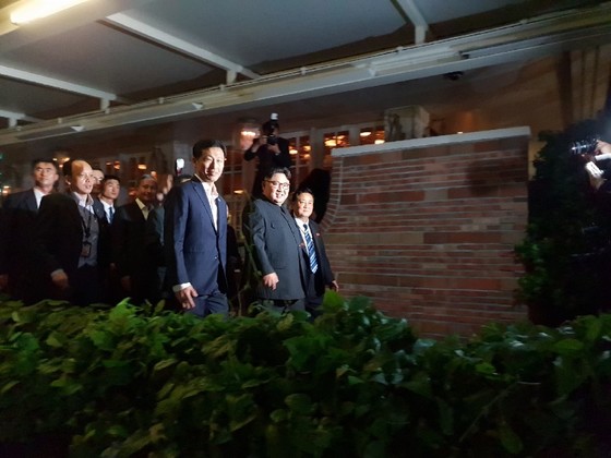 북미정상회담을 위해 싱가포르를 방문한 김정은 북한 국무위원장이 회담 전날인 11일 싱가포르 명소를 둘러보았다. [사진 정승인 세븐일레븐 대표]