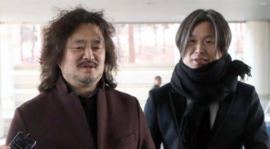 김어준(왼쪽) 딴지일보 총수와 주진우 시사인 기자. 뉴시스