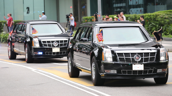 도널드 트럼프 미국 대통령이 12일 북미정상회담을 위해 전용차량을 타고 싱가포르 샹그릴라 호텔을 떠나 카펠라 호텔로 향하고 있다. /사진=뉴스1