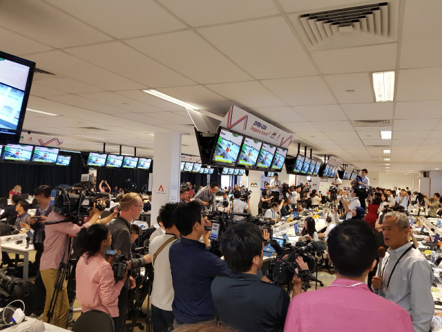 12일(현지시간) 역사적인 북미 정상회담이 시작되는 순간 싱가포르 국제미디어센터(IMC)에 모인 기자들이 이 소식을 전 세계에 타전하고 있다./싱가포르=노현섭기자