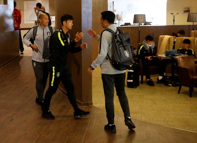 상트페테르부르크에 도착한 손흥민(왼쪽 두번째)과 차두리(왼쪽) 코치가 대표팀 스태프와 인사하고 있다. /상트페테르부르크=로이터연합뉴스