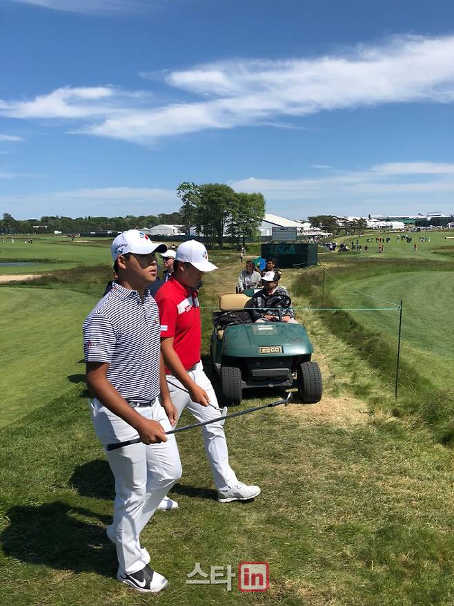 김시우(왼쪽)와 임성재가 12일(한국시간) US오픈 개막을 사흘 앞두고 미국 뉴욕주 사우샘프턴 시네콕 힐스 골프클럽에서 연습라운드 중 코스를 걸어가며 대화를 나누고 있다. (사진=플레이앤웍스)