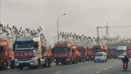 도로를 점거한 채 파업을 벌이는 중국 트럭 운전기사[rfi]
