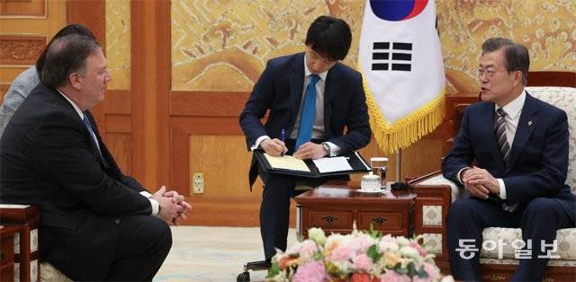 문재인 대통령이 14일 청와대에서 마이크 폼페이오 미국 국무장관을 접견하고 이틀 전 싱가포르에서 열린 북-미 정상회담 결과 및 한미 공조 방안 등을 논의하고 있다. 폼페이오 장관은 문 대통령에게 “김정은 위원장과 관계가 돈독한 문 대통령이 비핵화 과정에서 주도적인 역할을 해달라”고 말했다. 원대연 기자 yeon72@donga.com