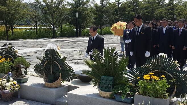 오거돈 부산시장 당선자가 경남 김해시 봉하마을 노무현 전 대통령 묘역에서 헌화하고 있다. 오거돈 캠프 제공