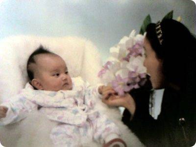100일 사진. 남동생과 10년 터울인 나는 어릴 때 외동딸로 커 기대와 사랑을 한 몸에 받으며 자랐다.