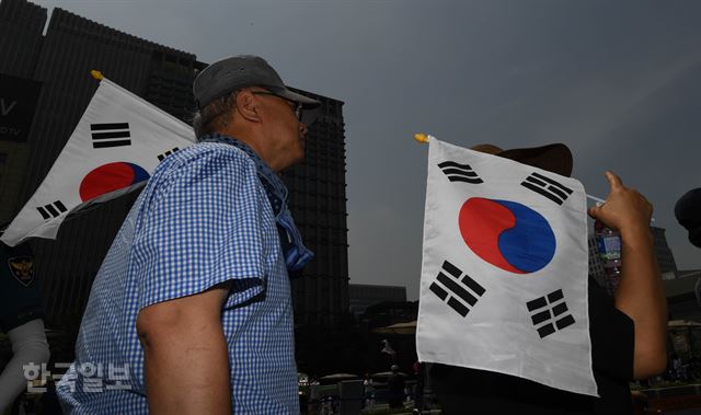 [저작권 한국일보] 6일 오후 서울 종로구 교보빌딩 앞에서 열린 '자유민주주의 수호 국민대회'에서 참여자들이 태극기 들고 집회에 참가 하고 있다. 배우한 기자