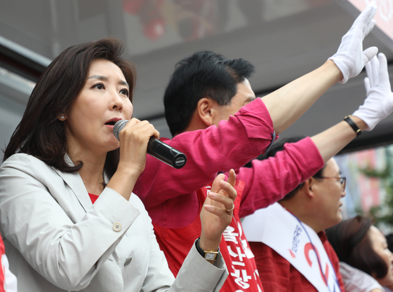 자유한국당 나경원 국회의원이 9일 울산 남구 신정시장에서 한국당 후보들의 지지를 호소하고 있다. [뉴스1]