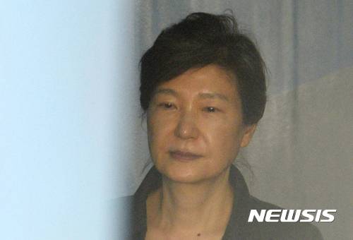 【서울=뉴시스】조성봉 기자 = 박근혜 전 대통령이 지난해 9월28일 서울 서초구 서울중앙지법에서 열린 국정농단 사건 75차 공판에 출석하고 있다. 2017.09.28.suncho21@newsis.com